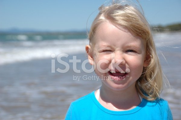 Жмурится от солнца