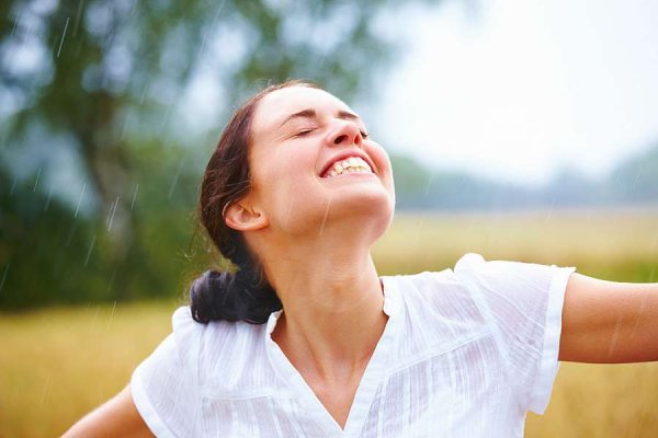 Девушка под дождем радость