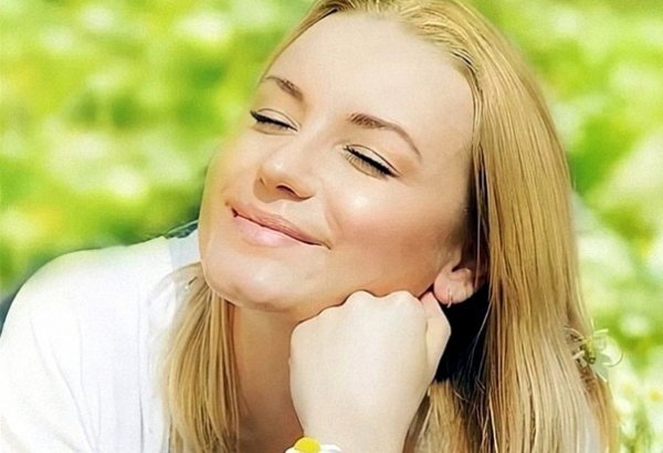 Девушка щурится от солнца