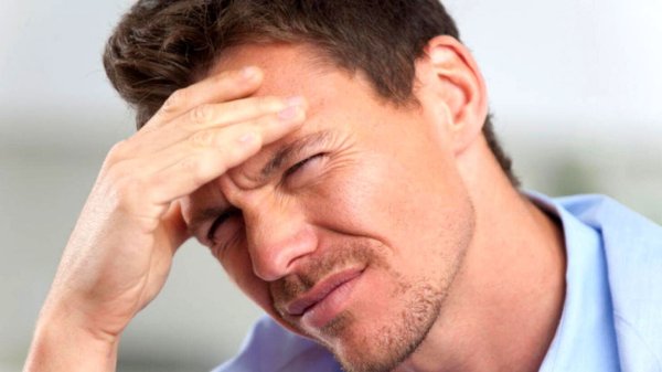 Девушка щурится от солнца