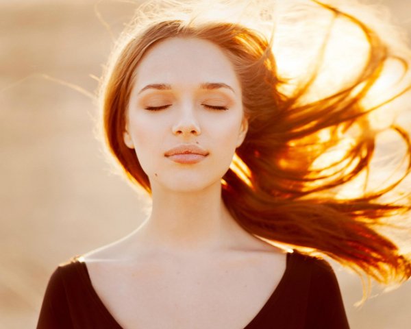 Человек закрывается от яркого света