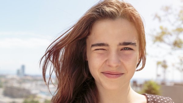 Жмурится от солнца