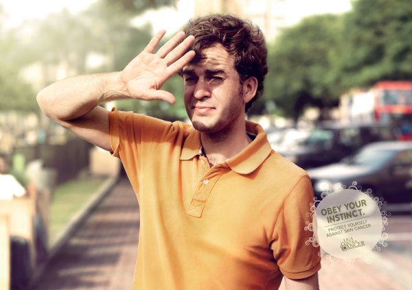 Женщина щурится от солнца