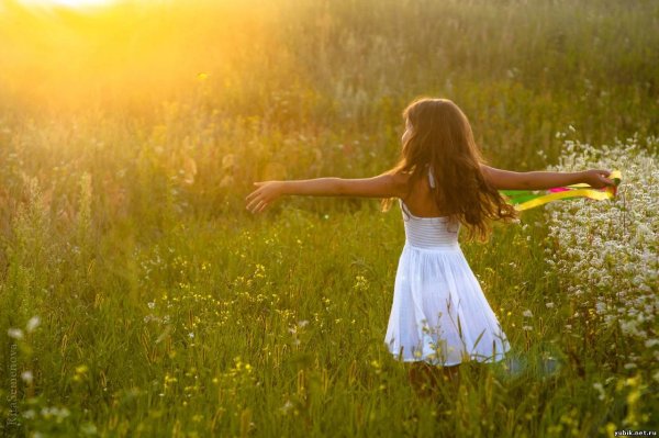 Девочка с шариком сердечком