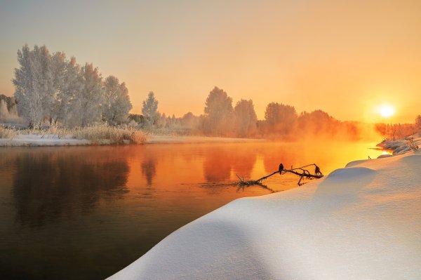 Зимний рассвет над рекой