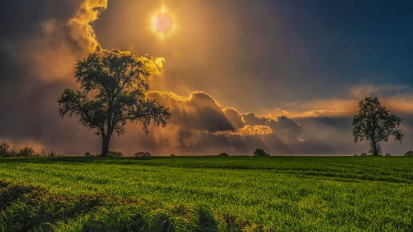 Грозовое небо и солнце