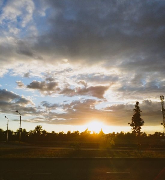 Красивое небо утром в городе