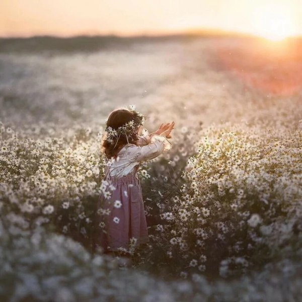 Девочка бежит в поле