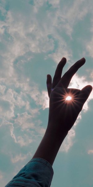 Человек в солнечных лучах