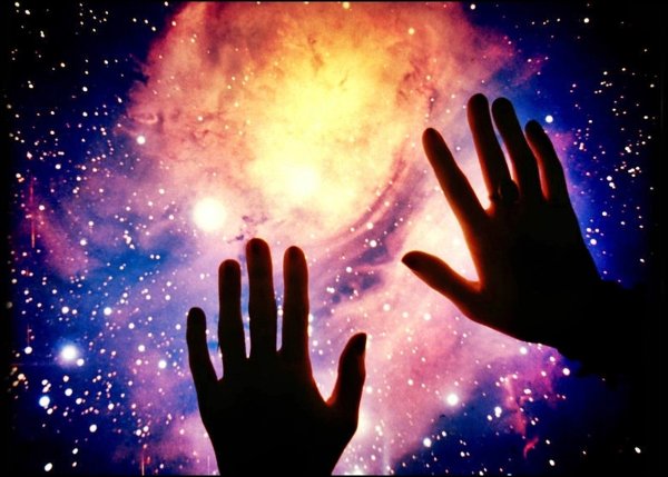 Рука на фоне солнца