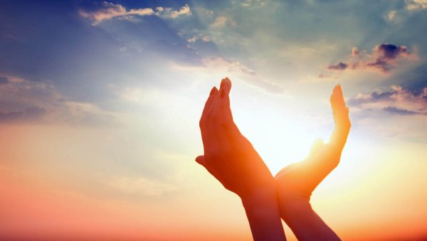 Рука тянется к небу