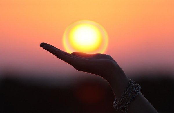 Весной ярко светит солнце