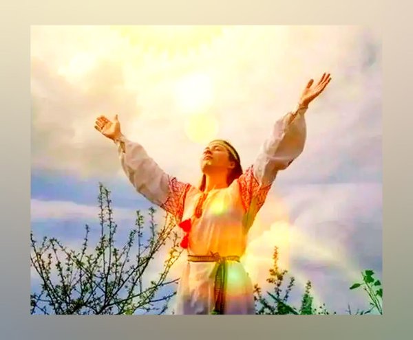 Мужчина с распростертыми руками