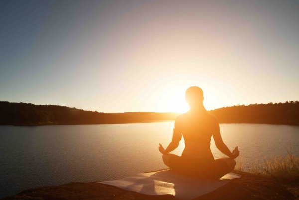 Поза лотоса на закате