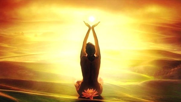 Девушка в позе лотоса на закате