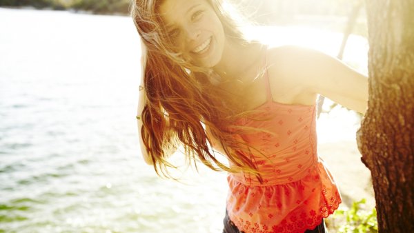 Счастливая девушка в поле