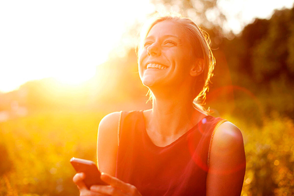 Девушка в лучах солнца