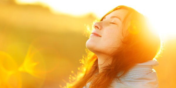 Девушка с поднятыми руками