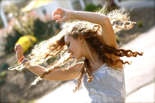 Развивающиеся волосы на ветру