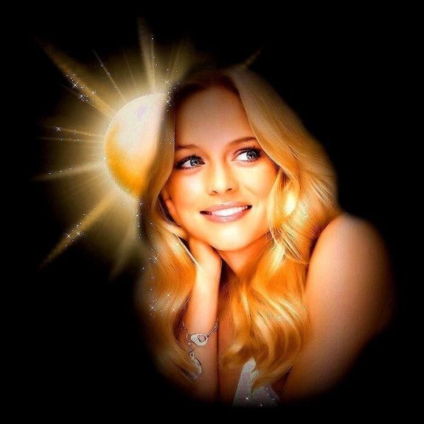 Женщина в солнечных лучах