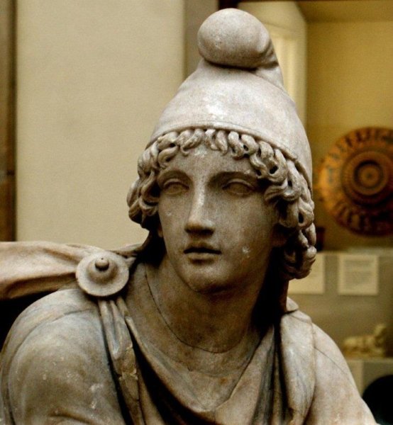 Бог Митра статуи