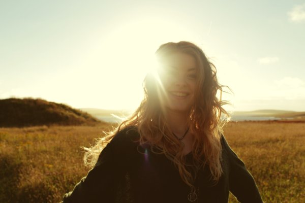 Девушка на закате у моря