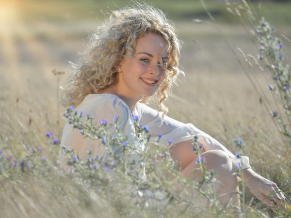 Фон для фотошопа женщина улыбается солнцу