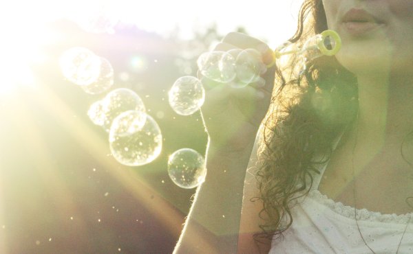 Девушка в солнечных лучах