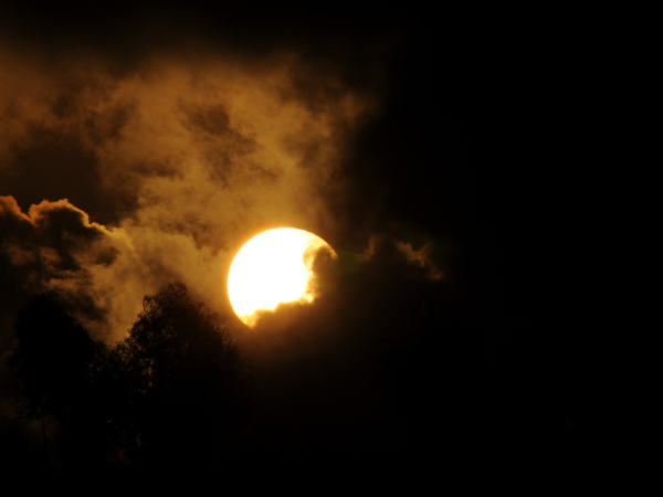 Темное небо с солнцем