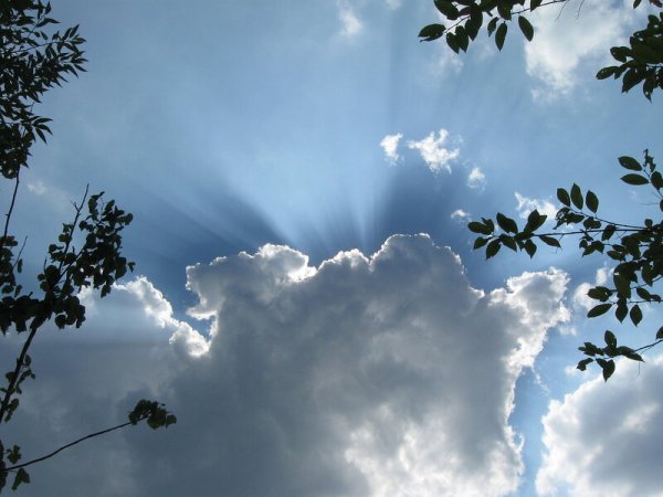 Солнце выглядывает из за туч