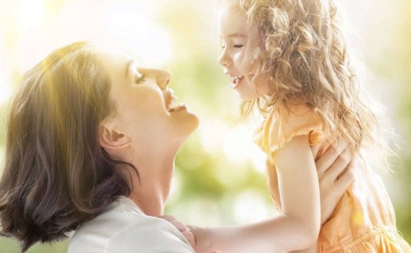 Солнце и Луна обнимаютс