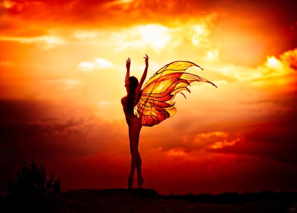 Окрыленная девушка