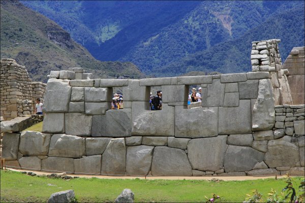 Ольянтайтамбо мегалиты