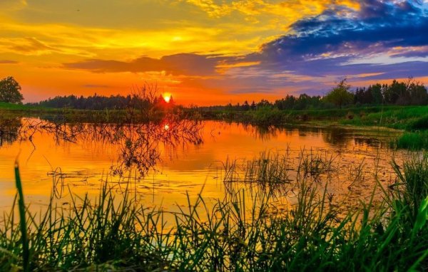 Красивый закат над рекой