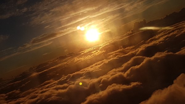 Лучи солнца сквозь облака