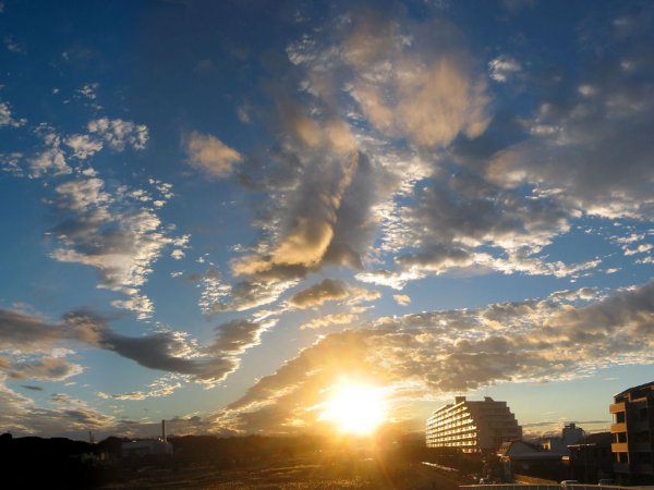 Солнце небо город