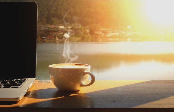 Чашка кофе у компьютера