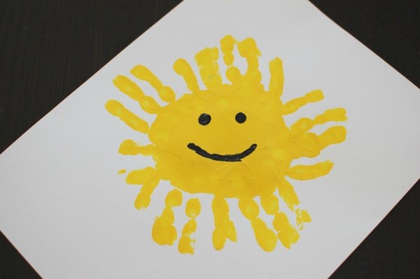 Рисование ладошками солнце