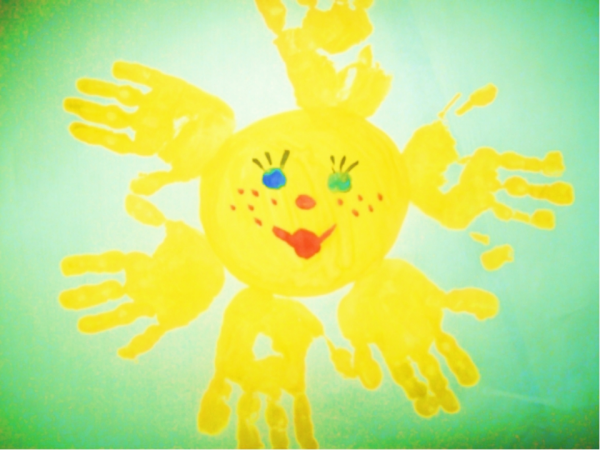 Рисование ладошками солнышко