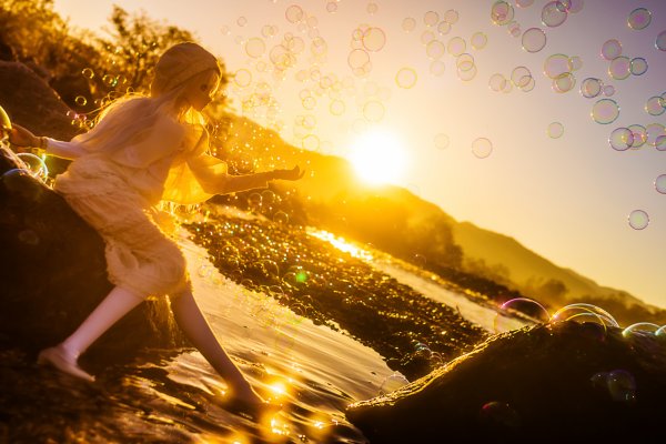 Девушка в лучах солнца