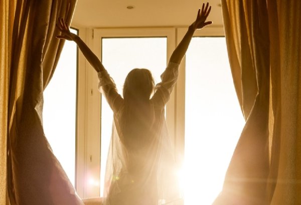 Девушка и солнце из окна