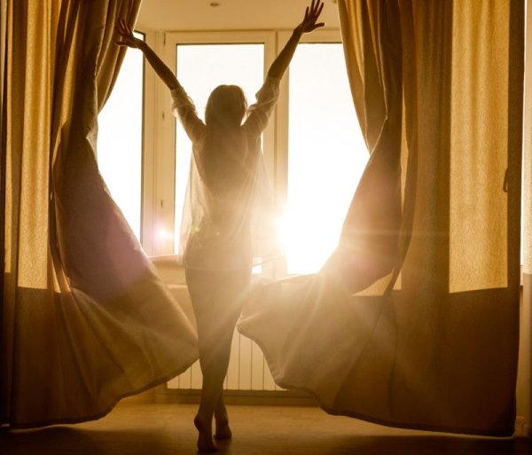 Утро распахивает шторы