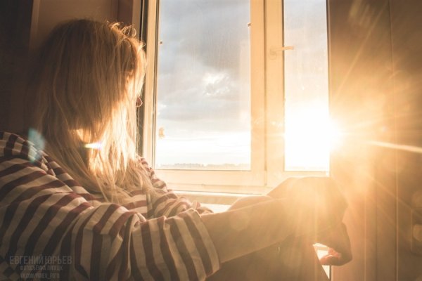 Блондинка у окна со спины