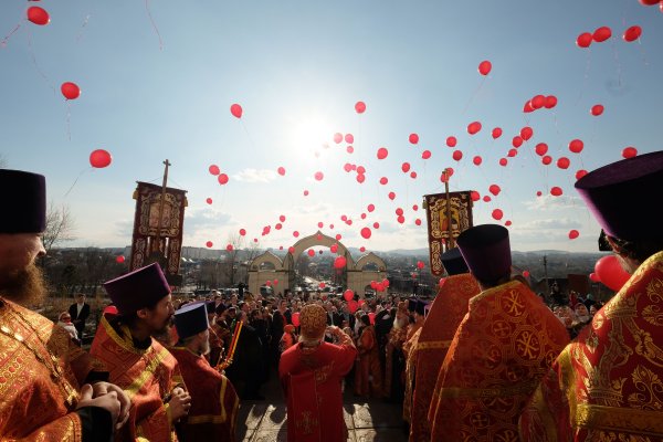 Дети ищут пасхальные яйца