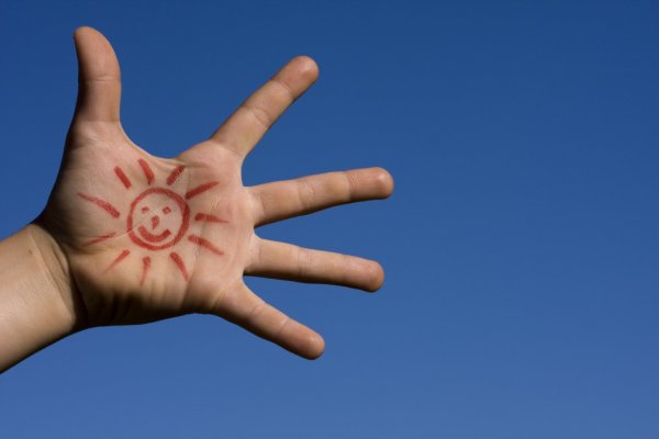 Солнышко с ладошками лучиками