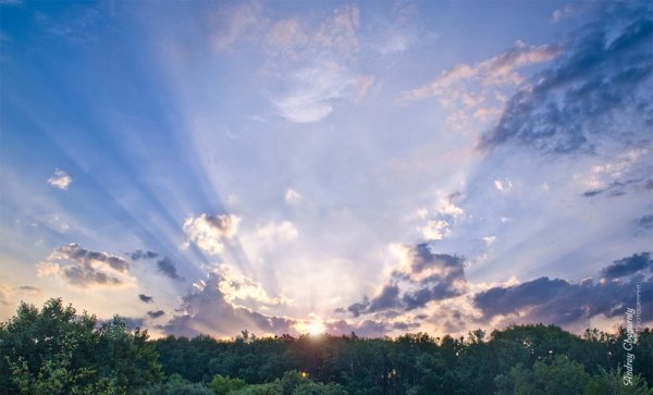 Небо с лучами солнца