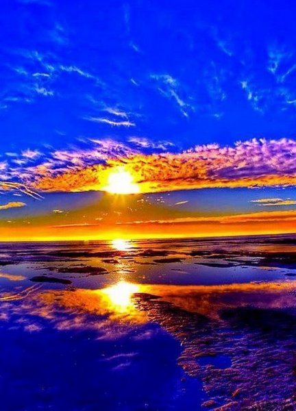 Красный закат на море