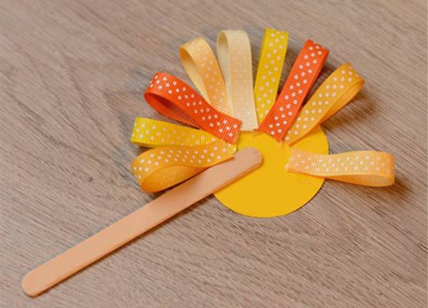 Солнышко из ладошек аппликация