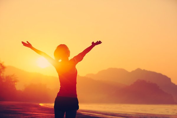 Девушка в солнечных лучах