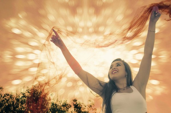 Девушка в венке из одуванчиков